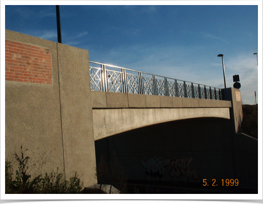 Garde-corps à motif sur pont routier